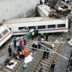 Deraglia treno, 80 morti. Tragedia per la Spagna