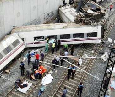 Deraglia treno, 80 morti. Tragedia per la Spagna Deraglia treno, 80 morti. Tragedia per la Spagna