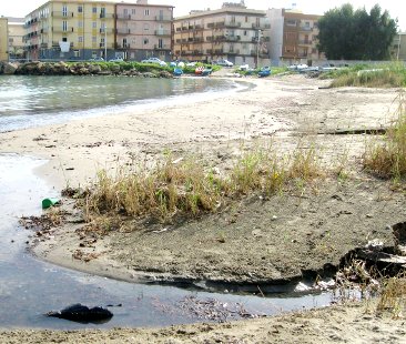 Coste inquinate e inaccessibili ai bagnanti. Augusta senza un sistema di depurazione Coste inquinate e inaccessibili ai bagnanti. Augusta senza un sistema di depurazione