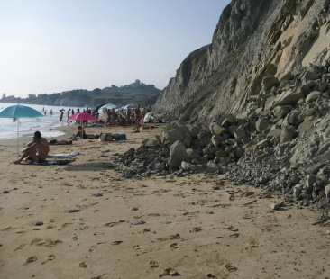 Spiagge splendide ma molto pericolose, tra ordinanze ignorate e pochi controlli