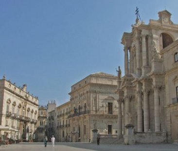 Il traffico veicolare invade Ortigia