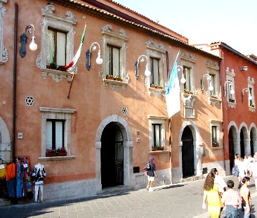 Messina – Il Comune di Taormina incapace di riscuotere e indebitato per ben 32,4 mln € Messina – Il Comune di Taormina incapace di riscuotere e indebitato per ben 32,4 mln €