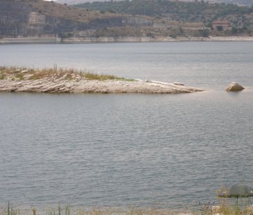 La diga di Santa Rosalia senza controlli: rifiuti, servizi scadenti e pesca di frodo