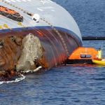 Lo show della Costa Concordia che si sgancia dai fondali