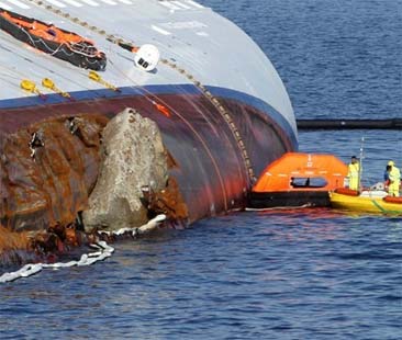 Lo show della Costa Concordia che si sgancia dai fondali Lo show della Costa Concordia che si sgancia dai fondali
