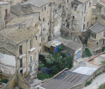 Il degrado nel cuore del centro storico di Porto Emedocle dove tutto è lasciato al proprio destino