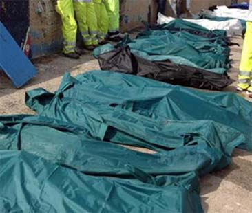 Lampedusa, barcone a fuoco è una strage di immigrati Lampedusa, barcone a fuoco è una strage di immigrati