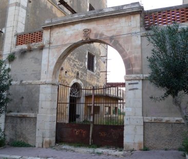 Ex distilleria Giuffrida di Pozzallo, tra crolli e rifiuti da potenziale risorsa a zona pericolosa