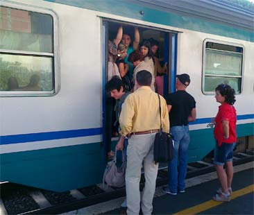 Ferrovie, pendolari bistrattati Ferrovie, pendolari bistrattati