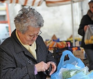 Una famiglia siciliana su cinque non arriva a mille euro al mese Una famiglia siciliana su cinque non arriva a mille euro al mese