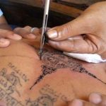 I rischi di tatuaggi e piercing affidati a mano inesperte