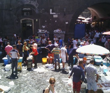 Catania – Pescheria in perenne emergenza tra irregolari e carenze igieniche