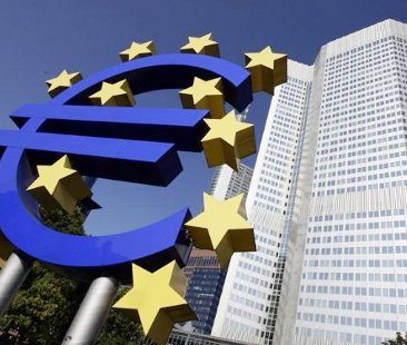 La Bce dimezza il tasso: denaro al minimo storico La Bce dimezza il tasso: denaro al minimo storico