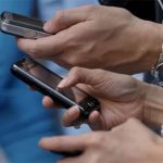Problemi al polso e al pollice con uso improprio di smartphone