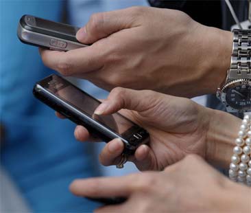 Problemi al polso e al pollice con uso improprio di smartphone