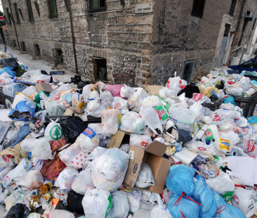 “Extracosti” rifiuti, annullato decreto da 45mln ai Comuni, l’Anci: “Governo intervenga”