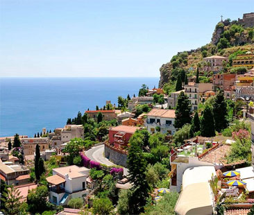 Messina – I mosaici lasciati tra la cenere nel centro storico di Taormina