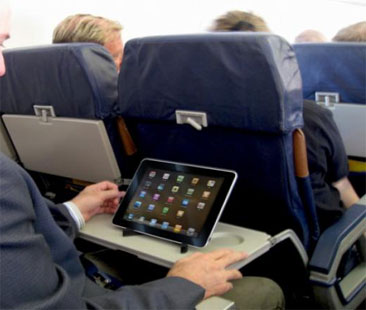 Via libera dall’Ue per smartphone e tablet sempre accesi in aereo Via libera dall’Ue per smartphone e tablet sempre accesi in aereo