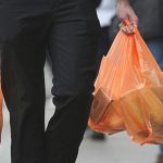 L’utilizzo delle buste di plastica  fa discutere i sudditi di Sua Maestà