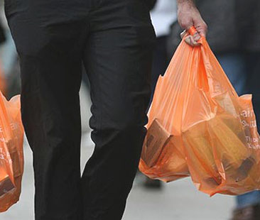 L’utilizzo delle buste di plastica  fa discutere i sudditi di Sua Maestà
