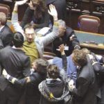 Grillini: lo scontro totale devasta il Parlamento
