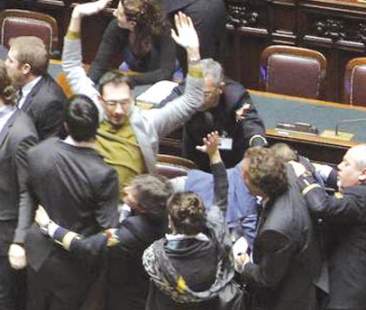 Grillini: lo scontro totale devasta il Parlamento
