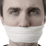 Vietato parlare ai giornalisti, i dipendenti della Regione si imbavagliano