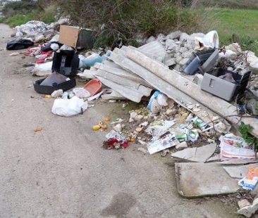 Abbandono indiscriminato di immondizia tra scarso senso civico e zero controlli