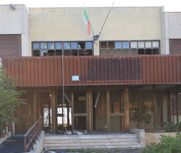 Scuola Buscaino Campo: amianto e vandali l’hanno trasformata in un edificio fantasma