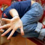 Sesso con i figli (minorenni) di un romeno, nuova ordinanza verso professore 80enne in pensione