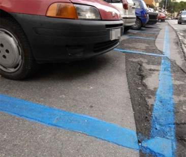 Scontro sulle strisce blu: per l’Anci le multe vanno pagate, per il Codacons no Scontro sulle strisce blu: per l’Anci le multe vanno pagate, per il Codacons no