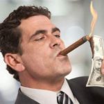 Lavoratore Asu con sussidio da 500 € al mese, ma con reddito di 500 mila € l’anno