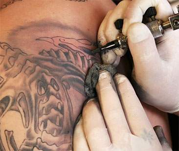 Tatuaggi e piercing in sicurezza. Al via il corso dell’Asp di Catania