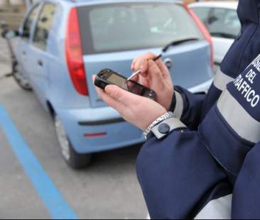 Strisce blu, il Ministero cede alle pressioni dei Comuni