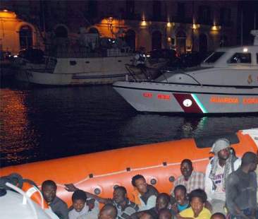 Immigrazione, Alfano: 300-600mila in attesa di transitare nel Mediterraneo