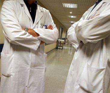 Ebola, la posizione del ministero: remoto il rischio di importazione