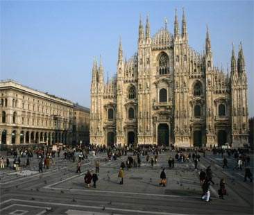 Milano, la città tra modernità e tradizione. Dal Duomo agli edifici dalle pareti di vetro