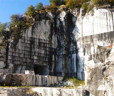 Cave, Sicilia bucata e povera