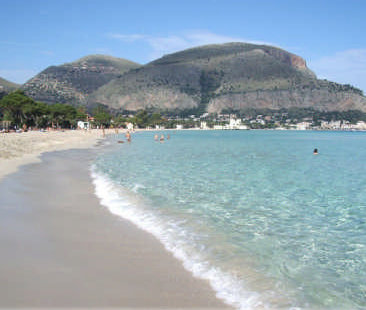Palermo – Cabine e stabilimenti a Mondello. Dall’amministrazione arriva l’ok Palermo – Cabine e stabilimenti a Mondello. Dall’amministrazione arriva l’ok