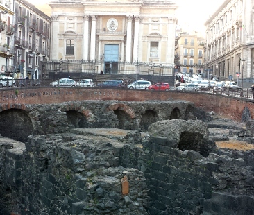 Catania – Notte da turisti nell’Anfiteatro? No, per ora è un sogno lontano