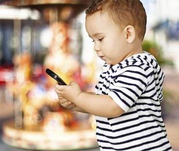 Uso dei telefoni cellulari, pediatri: mai prima dei 10 anni