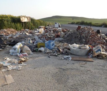 Piana di Gela sommersa dalle discariche abusive. Senza i controlli le bonifiche non servono Piana di Gela sommersa dalle discariche abusive. Senza i controlli le bonifiche non servono