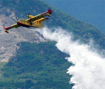I conti dello Stato tagliano la flotta aerea antincendio