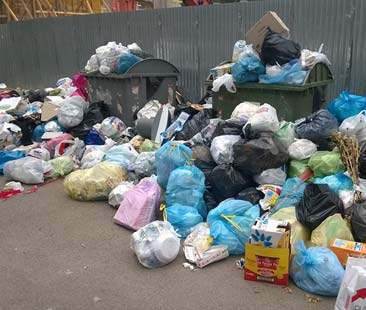 Falsa partenza per la raccolta differenziata. Gela invasa da cumuli d’immondizia