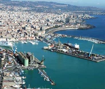 Catania – Porto, nella darsena lavori fermi. Bloccati gli stipendi degli operai