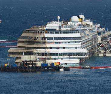 La nave della tragedia lascia l’Isola del Giglio
