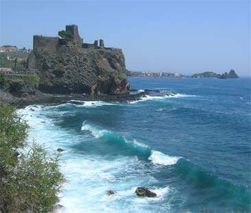 Catania – L’alga fa riaccendere i riflettori sulla pulizia delle acque di Acicastello