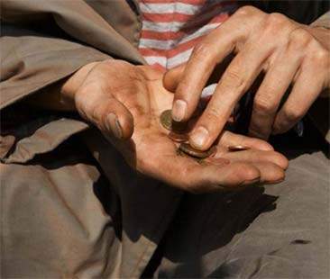 Allarme povertà assoluta, raddoppia la quota di indigenti