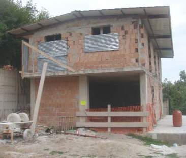 L’abusivismo edilizio siciliano rallenta, ma solo grazie a crisi e calo demografico