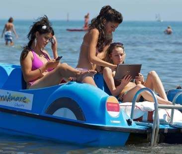 Da Nord a Sud, il wifi impazza anche sotto l’ombrellone